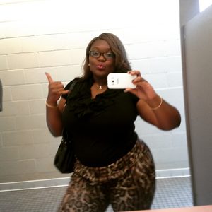 curvyleoqueen, online dating profile photo