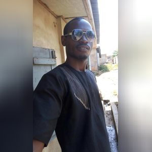 tomoloju, online dating profile photo
