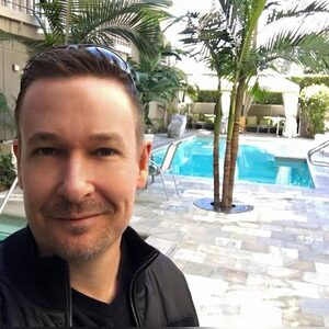 md163062, online dating profile photo