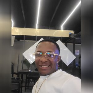 tinz, online dating profile photo